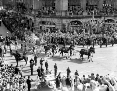 Inhuldiging koningin Juliana Rijtoer met het koninklijk gezin in de Gouden Koet, Bestanddeelnr 900-0183