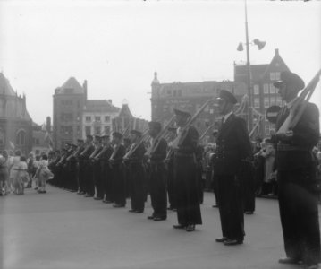 Inhuldiging koningin Juliana Manschappen van de Koninklijke Marine als ere-afze, Bestanddeelnr 900-0082