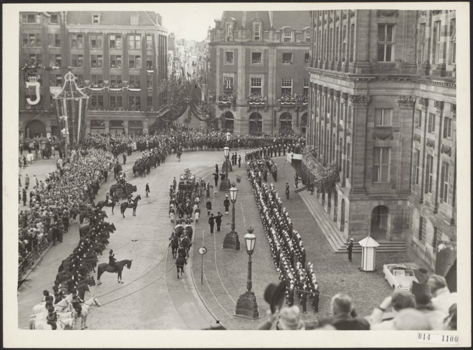 Inhuldiging van koningin Juliana. Dam en Paleis op de Dam. Overzicht rijtoer, Bestanddeelnr 014-1100