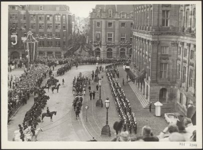 Inhuldiging van koningin Juliana. Dam en Paleis op de Dam. Overzicht rijtoer, Bestanddeelnr 014-1100