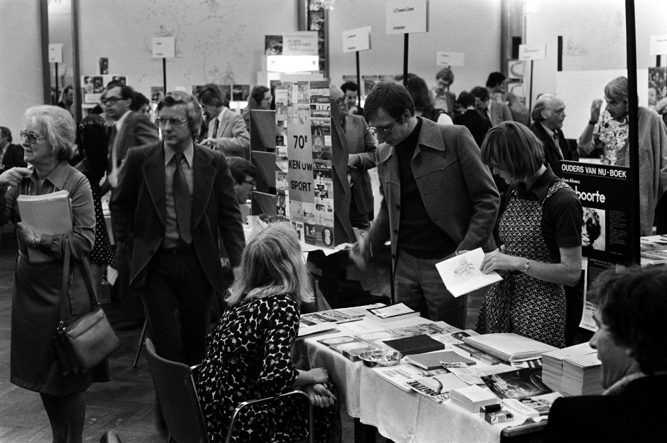 Informatiebeurs in Krasnapolsky van uitgeverij Vers voor de Pers georganiseerd d, Bestanddeelnr 928-1654