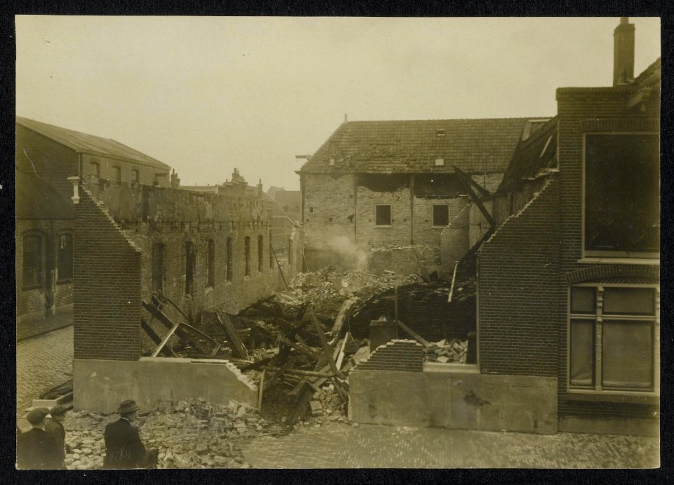 Ingestort gebouw na een bombardement, Bestanddeelnr 158-0566