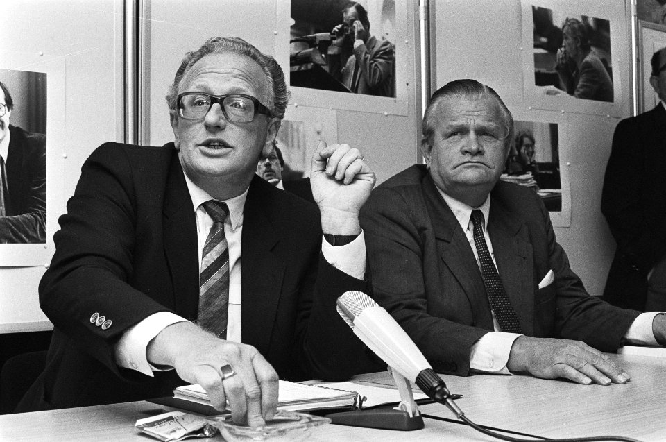 Informateur Van Kemenade op een persconferentie met (r) Van der Wiel (RVD), Bestanddeelnr 932-3231