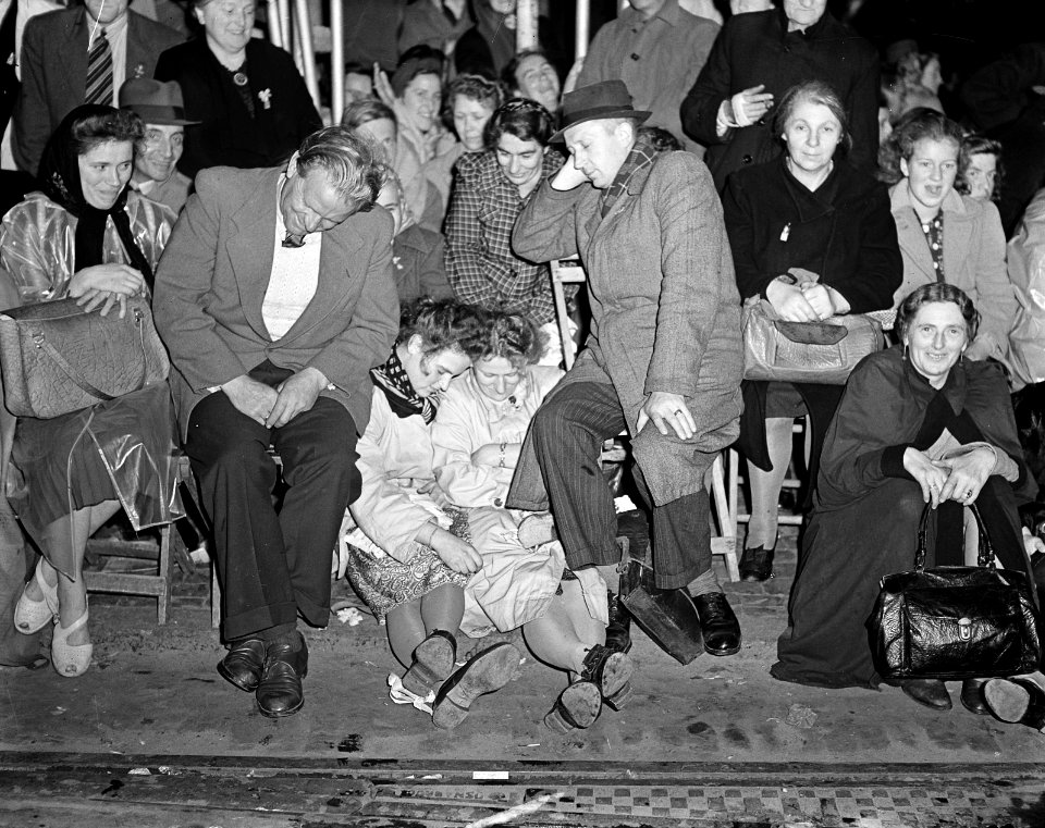 Inhuldiging koningin Juliana. Voorbereidingen. Met 12 uur wachten voor de boeg, , Bestanddeelnr 900-0124