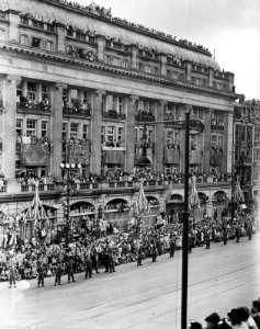 Inhuldiging koningin Juliana Rijtoer met de Gouden Koets door Amsterdam Mensen, Bestanddeelnr 900-0269