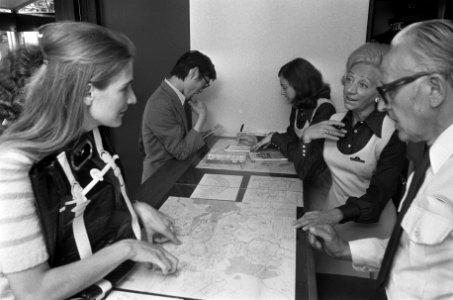 Informatie in GVB-kantoortje, opdracht Voorlichting, Bestanddeelnr 926-6209