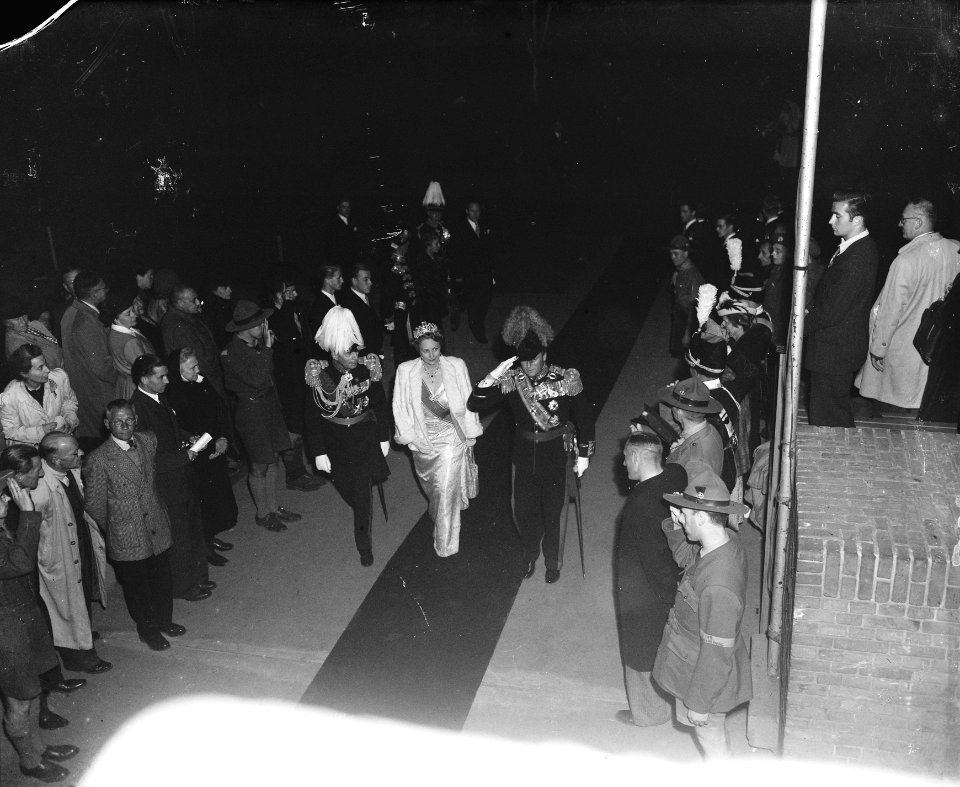 Inhuldiging koningin Juliana. Aankomst van kroonprins Olav en kroonprinses Märth, Bestanddeelnr 900-0235