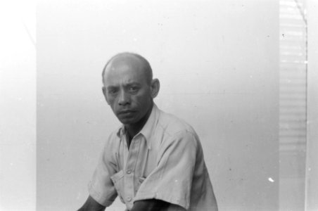 Indonesische man in wit overhemd, Bestanddeelnr 523-6-2