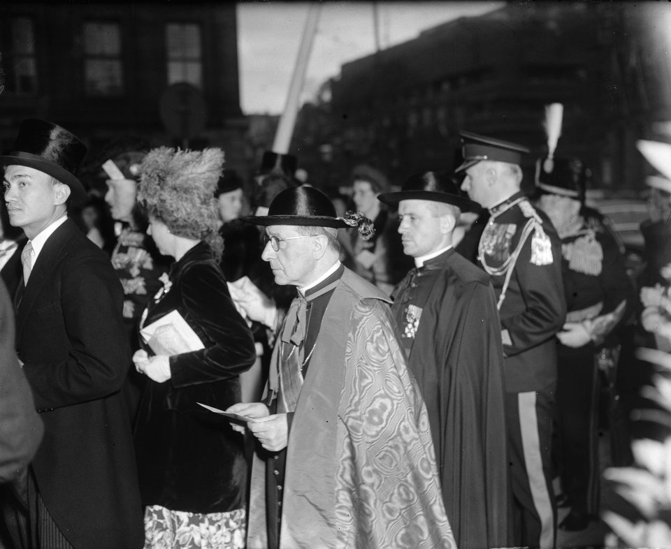 Inhuldiging koningin Juliana. Aankomst leden van het Corps Diplomatique bij de N, Bestanddeelnr 900-0172