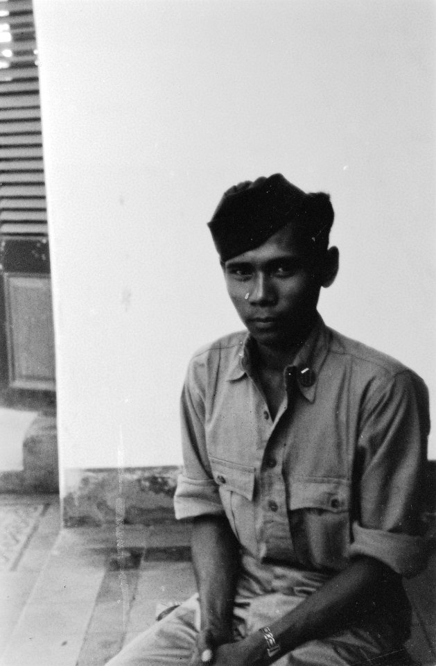 Indonesische man met kepi en onderscheidingsteken op kraag, Bestanddeelnr 516-5-1
