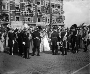 Inhuldiging koningin Juliana. Rijtoer met de Gouden Koets door Amsterdam. De bui, Bestanddeelnr 900-0208