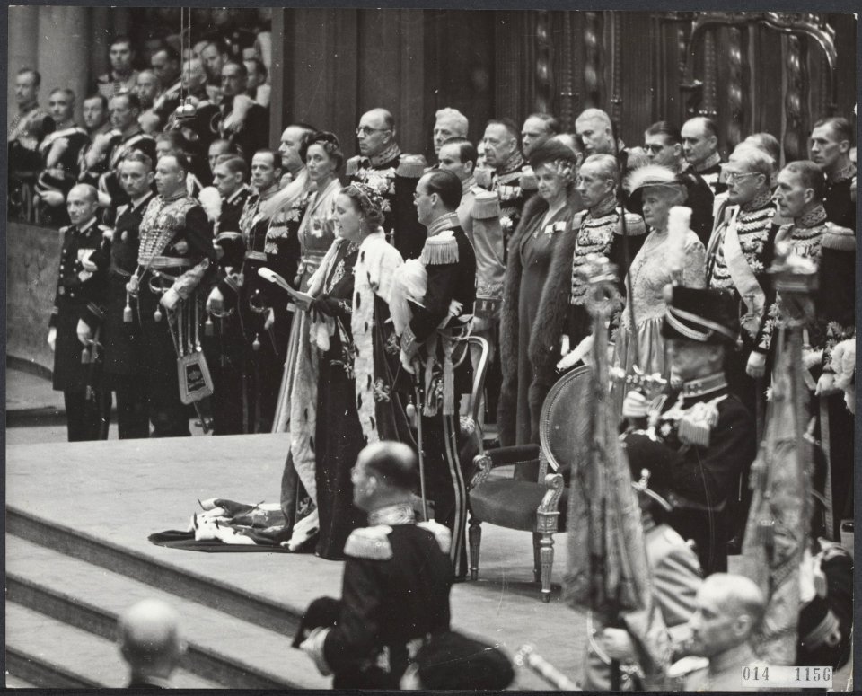 Inhuldiging koningin Juliana. Eed of belofte of de grondwet, Bestanddeelnr 014-1156