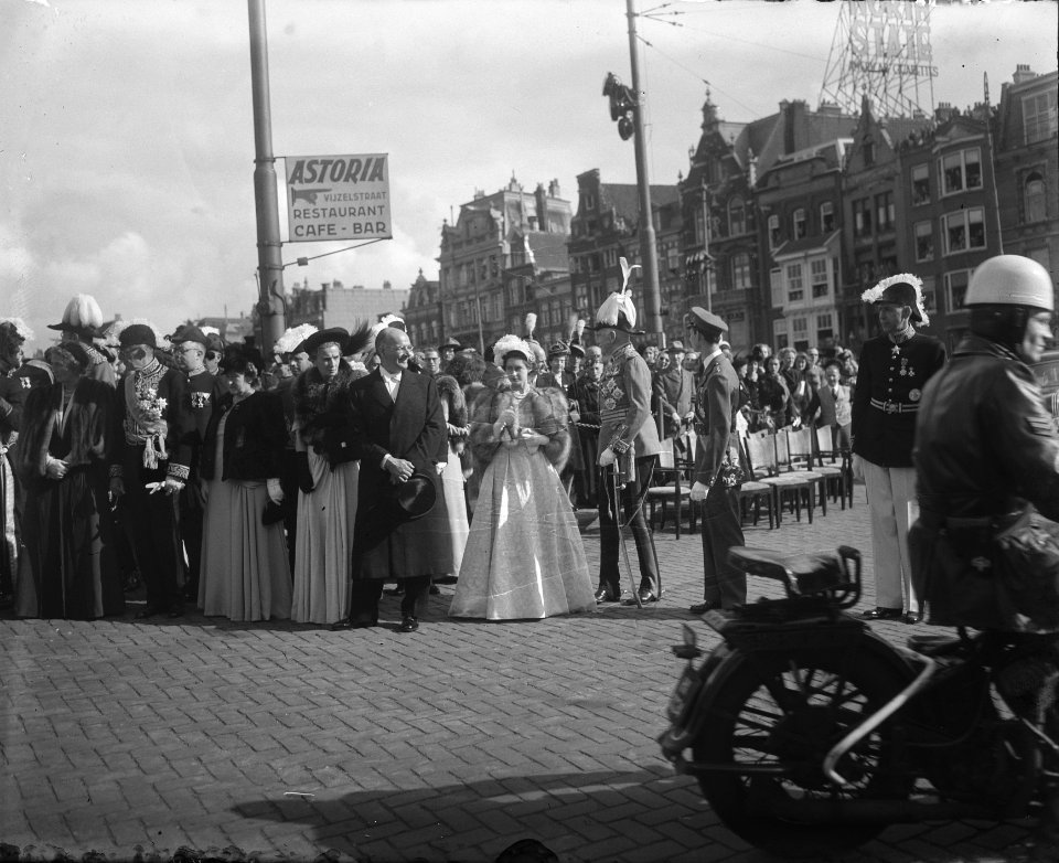 Inhuldiging koningin Juliana. Rijtoer met de Gouden Koets door Amsterdam. De bui, Bestanddeelnr 900-0268