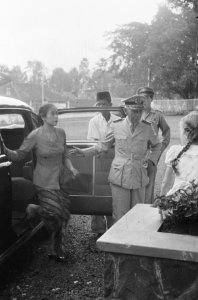 Indonesische man in uniform en Indonesische vrouw stappen uit een auto, Bestanddeelnr 1600-1-2