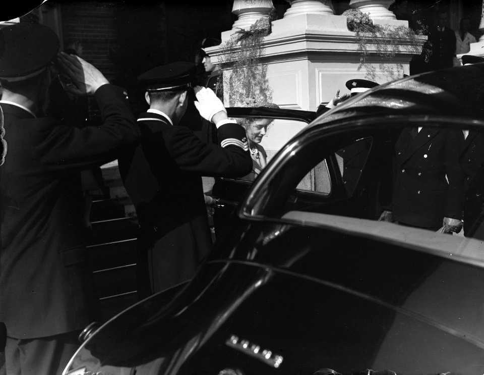 Inhuldiging koningin Juliana Prinses Margaret van Engeland verlaat het Amstelhotel, Bestanddeelnr 900-0253