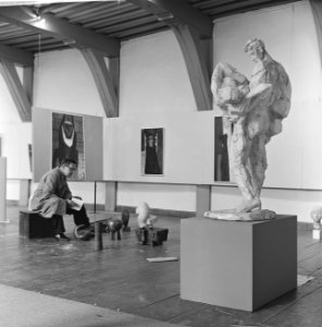 Inrichten tentoonstelling Contour 62 Prinsenhof Delft conservator, Bestanddeelnr 913-6849