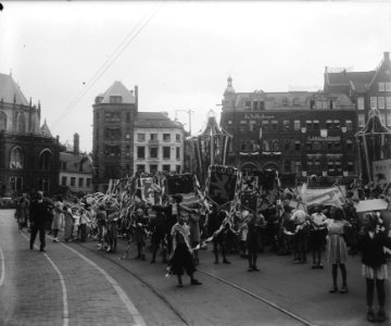 Inhuldiging koningin Juliana Optocht van Jeugdgroepen op De Dam in de feestweek, Bestanddeelnr 900-0079