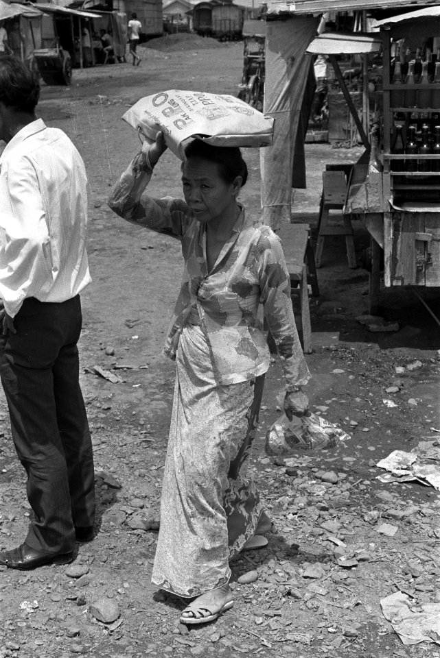 Indonesie, Djakarta, kampong met mensen, Bestanddeelnr 924-8601
