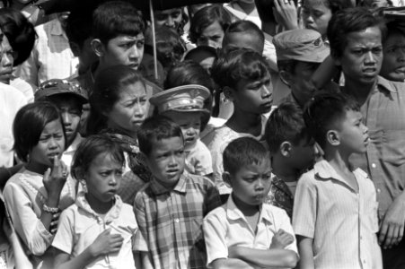 Indonesie, Djakarta, kinderen kijken naar optocht ten gun van viering van het on, Bestanddeelnr 924-8343