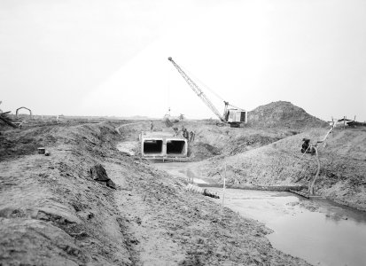 Inpoldering en bemaling, polders, draglines, duikers, werkzaamheden, arbeiders, , Bestanddeelnr 159-0873