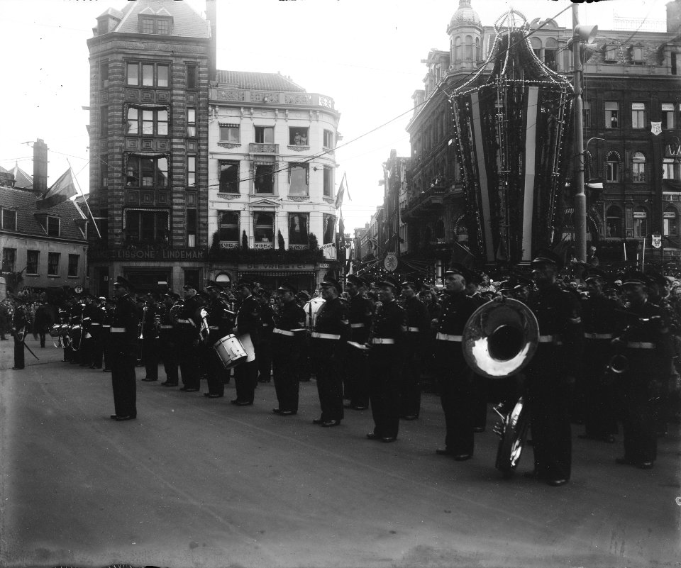 Inhuldiging koningin Juliana De Marinierskapel op De Dam tijdens de feestweek, Bestanddeelnr 900-0080