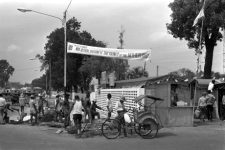 Indonesie, Djakarta, nr. 25 Emanuelkerk, nr. 26, 27, 28 arbeiders bezig aan stra, Bestanddeelnr 924-8610