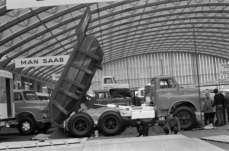 Inrichten Bedrijfsautomobieltentoonstelling in RAI Poetsen van de vele trucks, Bestanddeelnr 913-5412