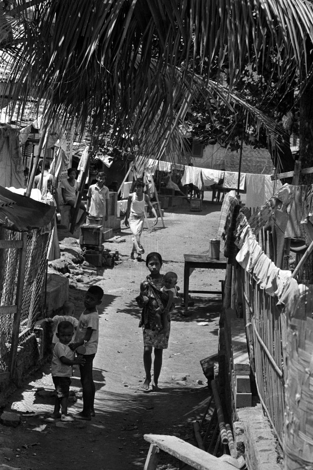 Indonesie, Djakarta, oude huisjes met mensen, Bestanddeelnr 924-8369
