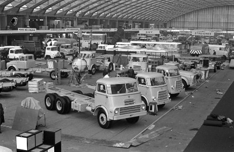 Inrichten Bedrijfsautomobieltentoonstelling in RAI Poetsen van de vele trucks, Bestanddeelnr 913-5413