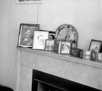 Ingelijste portretfoto's op de schoorsteenmantel in de werkkamer van prinses Jul, Bestanddeelnr 255-7737
