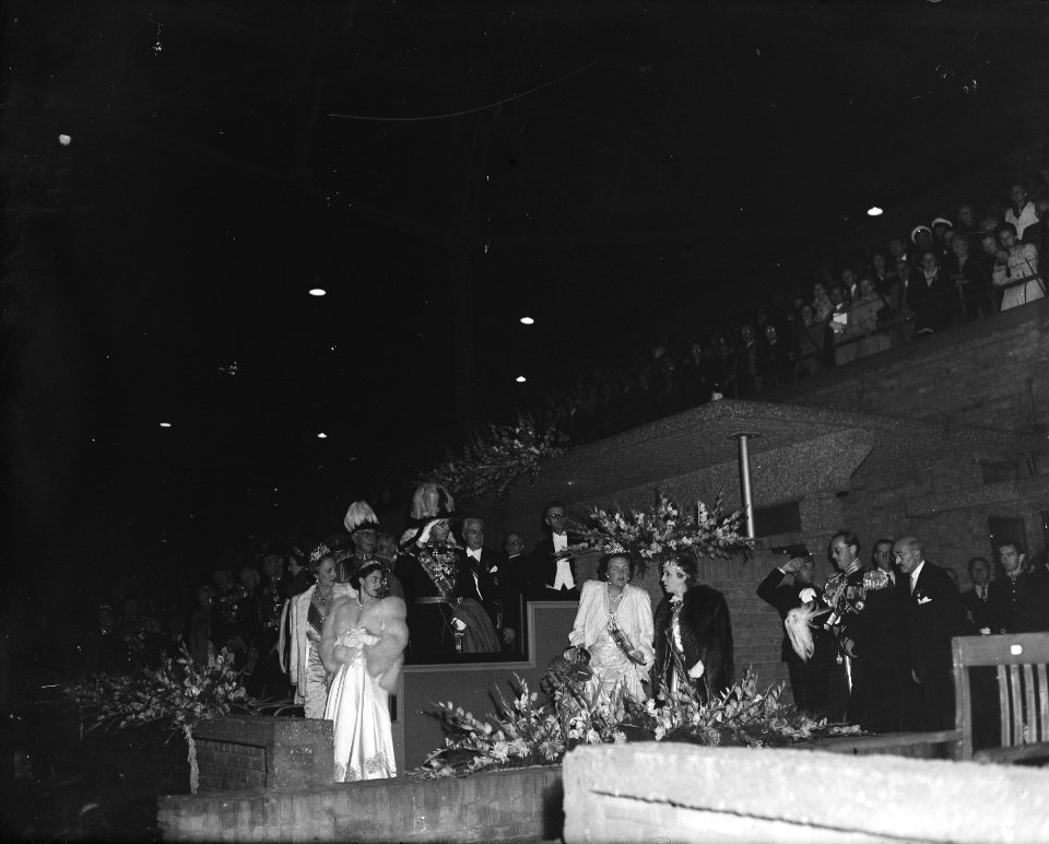Inhuldiging koningin Juliana. Koningin Juliana en prins Bernhard begeven zich in, Bestanddeelnr 900-0233