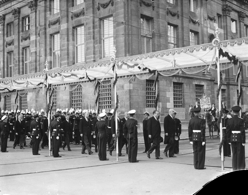 Inhuldiging koningin Juliana. Pergola (volgnr.3-7). Officiële genodigden onder d, Bestanddeelnr 900-0196