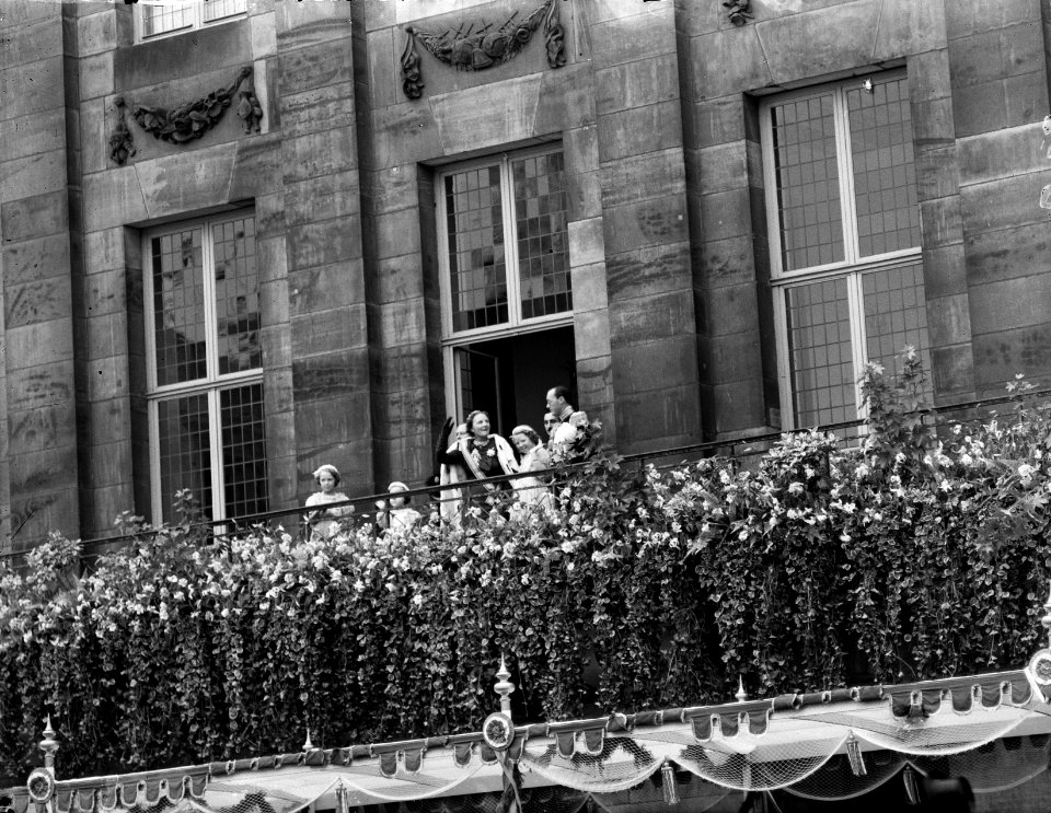 Inhuldiging koningin Juliana. Balconscene na afloop van de plechtigheid in de Ni, Bestanddeelnr 900-0228