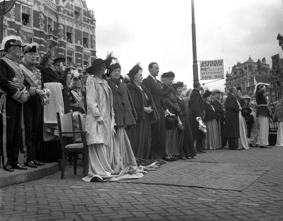 Inhuldiging koningin Juliana. Rijtoer met de Gouden Koets door Amsterdam. De bui, Bestanddeelnr 900-0209