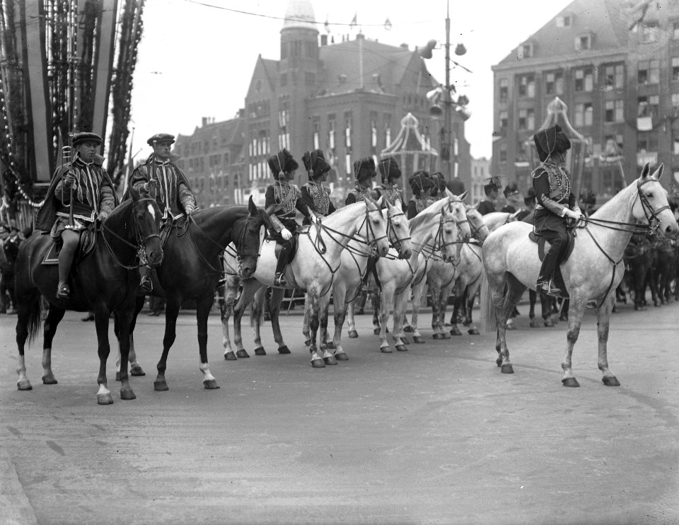 Inhuldiging koningin Juliana. Rijtoer met de Gouden Koets door Amsterdam. Ook be, Bestanddeelnr 900-0217