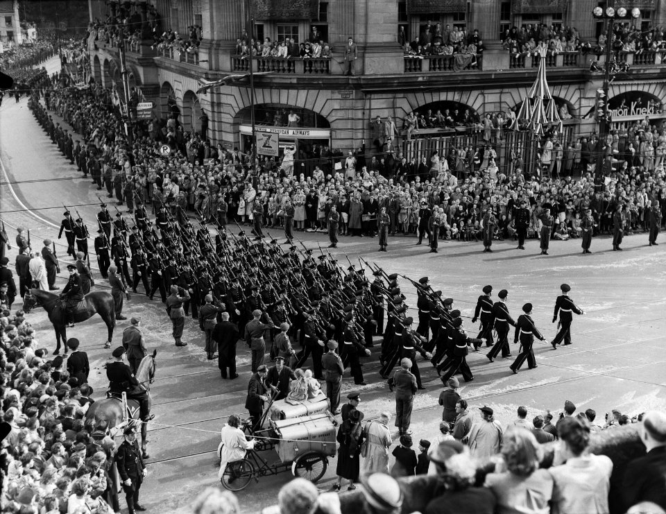 Inhuldiging koningin Juliana. Rijtoer met de Gouden Koets door Amsterdam. Ere-co, Bestanddeelnr 900-0224