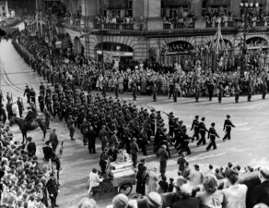 Inhuldiging koningin Juliana. Rijtoer met de Gouden Koets door Amsterdam. Ere-co, Bestanddeelnr 900-0224