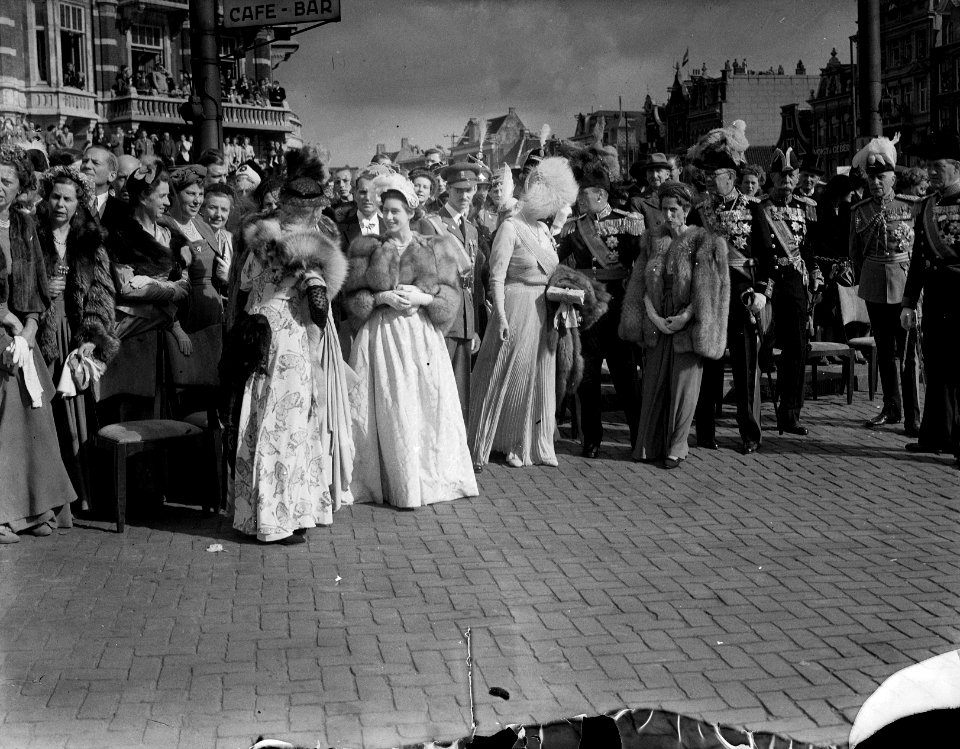 Inhuldiging koningin Juliana. Rijtoer met de Gouden Koets door Amsterdam. De bui, Bestanddeelnr 900-0211