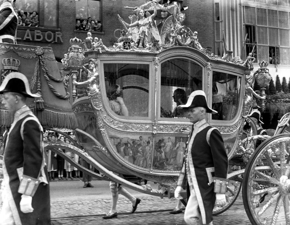 Inhuldiging koningin Juliana Rijtoer met het Koninklijk Gezin in de Gouden Koet, Bestanddeelnr 900-0214
