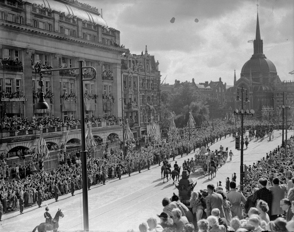 Inhuldiging koningin Juliana Rijtoer met het koninklijk gezin in de Gouden Koet, Bestanddeelnr 900-0221