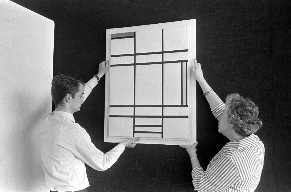 Inrichten Mondriaan-tentoonstelling in Gemeente Museum te Den Haag, Bestanddeelnr 919-2366