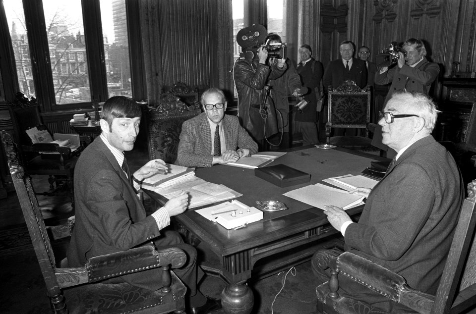 Informateurs Minister Van Agt (midden) en prof. dr. W. Albeda (rechts) ontvangen, Bestanddeelnr 926-3375