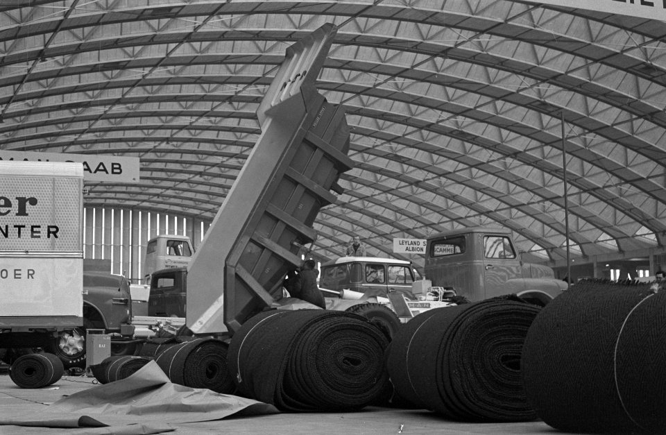 Inrichten Bedrijfsautomobieltentoonstelling in RAI. Enorme kiepcar, Bestanddeelnr 913-5409