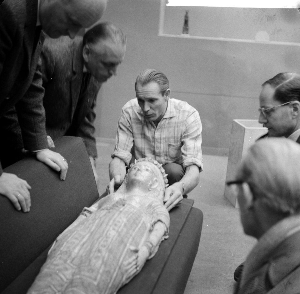 Inrichten tentoonstelling 5000 jaar kunst uit Egypte nazien van een mummie, Bestanddeelnr 911-6731