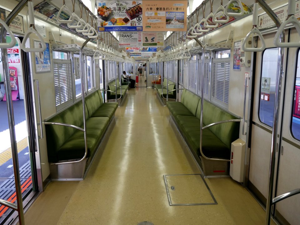 Inside Kobe subway 1000 series 20190914
