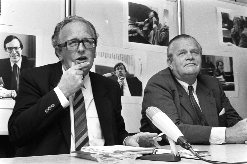Informateur Van Kemenade geeft een persconferentie, rechts Van der Wiel (RVD), Bestanddeelnr 932-3232