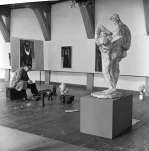 Inrichten tentoonstelling Contour 62 Prinsenhof Delft conservator, Bestanddeelnr 913-6846