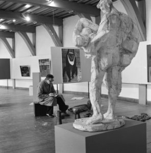 Inrichten tentoonstelling Contour 62 Prinsenhof Delft conservator, Bestanddeelnr 913-6847