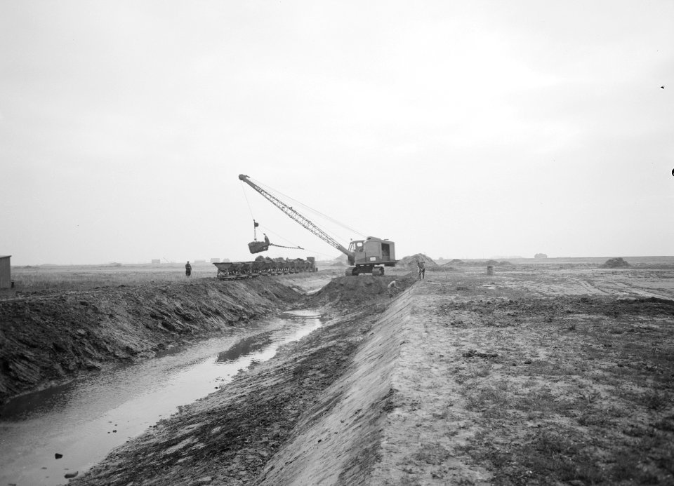 Inpoldering en bemaling, polders, draglines, kipkarren, werkzaamheden, arbeiders, Bestanddeelnr 159-0872