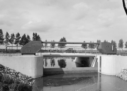 Inpoldering en bemaling, stuwbruggen, Drouwenerdijk, Bestanddeelnr 159-1014